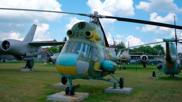 Antiga aeronave militar no museu de exposição militar a céu aberto de aeronaves militares
