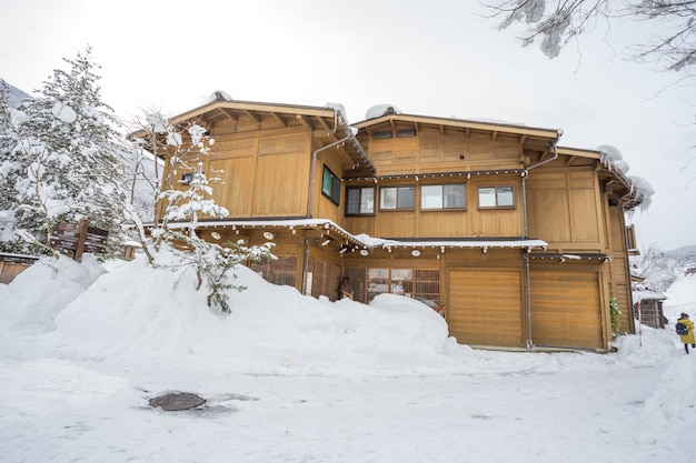 Antiga aldeia com neve em Shirakawago no Japão