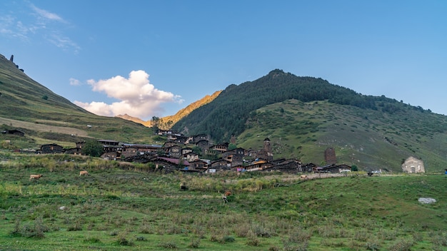 Antiga aldeia georgiana - dartlo, tusheti, região de kakheti. casas e torres de pedra em estilo nacional