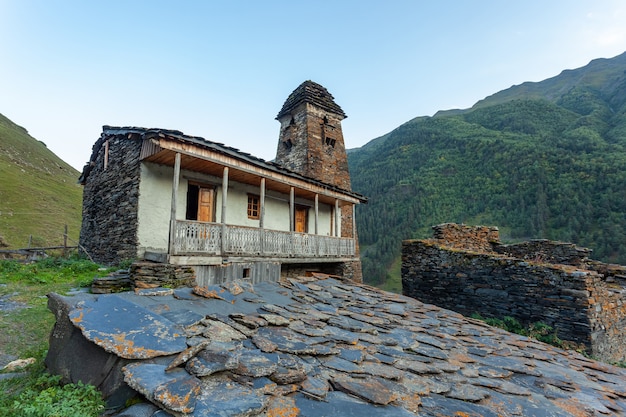 Foto antiga aldeia georgiana - dartlo, tusheti, região de kakheti. casas e torres de pedra em estilo nacional