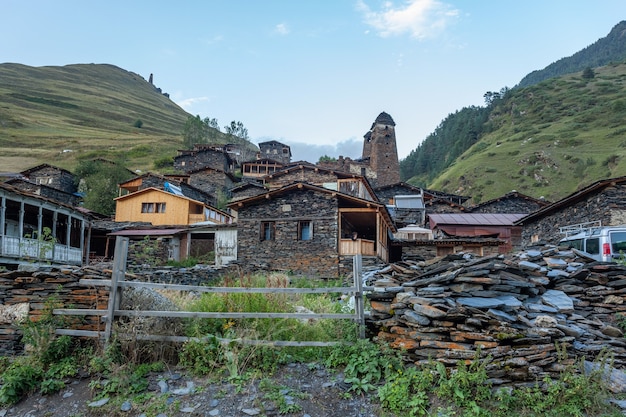 Antiga Aldeia Georgiana - Dartlo, Tusheti, Região de Kakheti. Casas e torres de pedra em estilo nacional