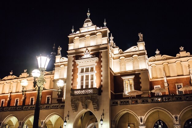 Antiga área comercial de cracóvia à noite, à luz dos candeeiros de rua. velha europa.