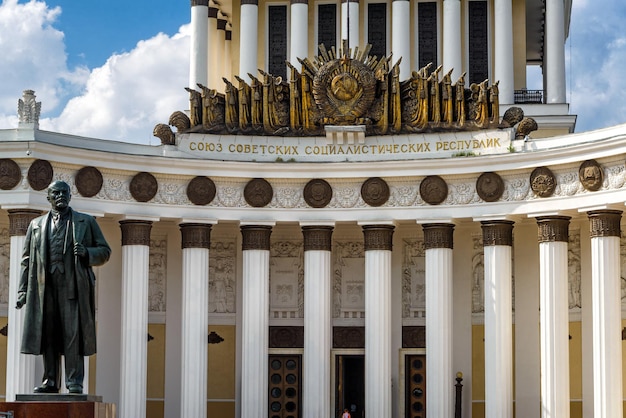 Antiga arquitetura soviética no parque VDNKh em Moscou