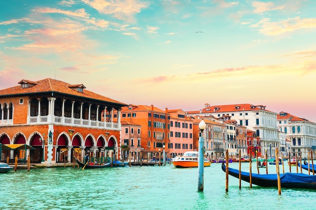 Foto antiga arquitetura veneziana no grande canal, em veneza, itália