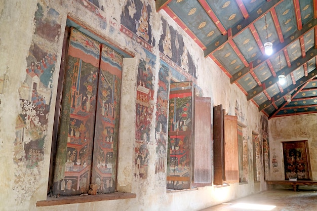 Antiga arte mural e pinturas em painéis de janela de madeira em wat choeng tha temple ayutthaya tailândia