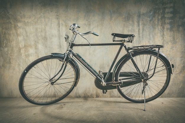 Antiga bicicleta e fundo parede velha