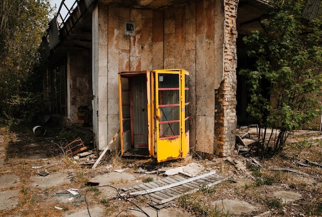 Antiga caixa de chamada soviética enferrujada na cidade fantasma de chernobyl, ucrânia