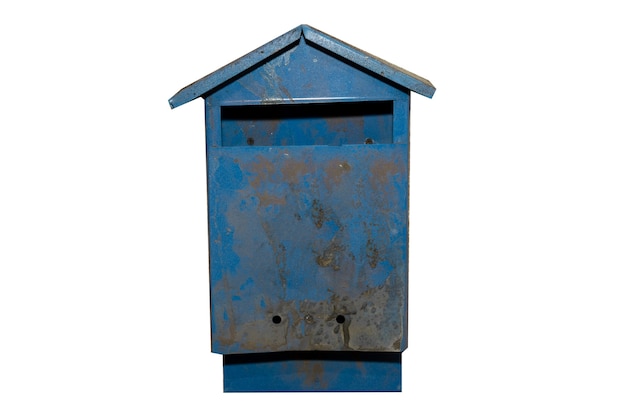 Antiga caixa de correio azul isolada no fundo branco