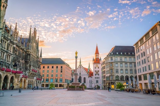 Antiga câmara municipal na praça marienplatz em munique, alemanha