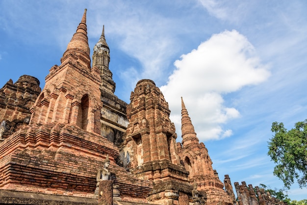 Antiga capela de tijolos sob o céu azul em Wat Maha. Esse templo no Parque Histórico de Sukhothai é uma antiga capital e um famoso ponto de referência da província de Sukhothai, Tailândia