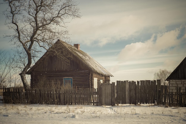 Antiga casa abandonada de madeira ao lado de uma estrada no norte da Rússia