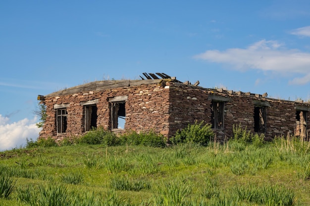 Antiga casa abandonada feita de arquitetura de pedra marrom natural