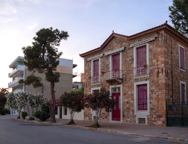 Antiga casa ao pôr do sol no spa grego Loutra Edipsou na ilha de Evia Euboea na Grécia