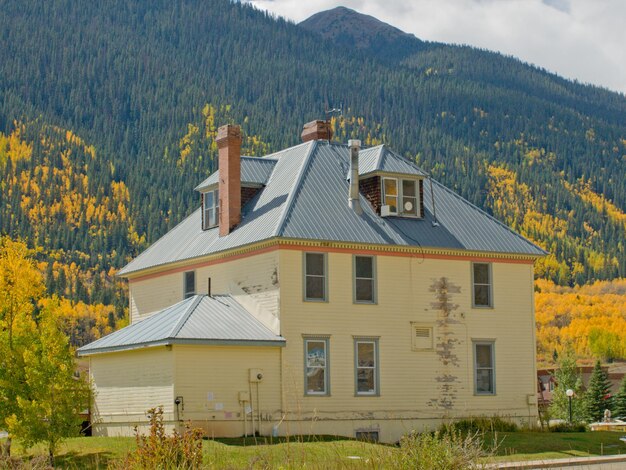 Antiga casa branca em Silverton, Colorado.