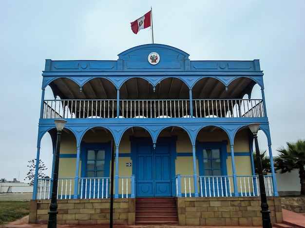 Foto antiga casa de madeira em uma rua no distrito costeiro de callao peru