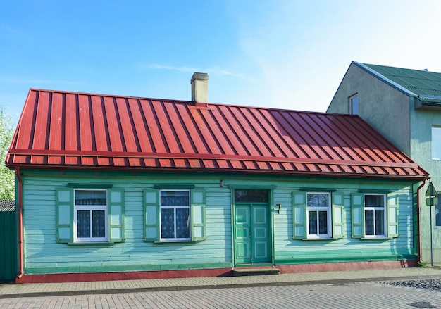 Antiga casa de madeira pintada de verde com telhado vermelho em Ventspils na Letônia. É uma cidade na região da Curlândia da Letônia. A Letônia é um dos países bálticos