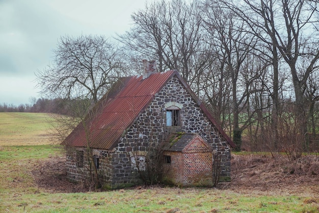 Antiga casa de pedra abandonada no inverno Dinamarca