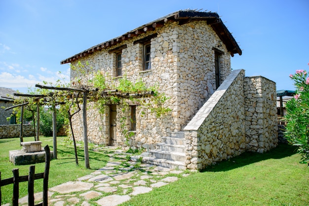 Antiga casa de pedra branca