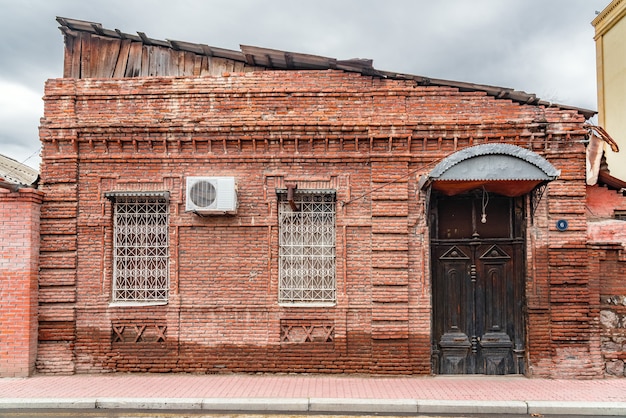 Antiga casa de tijolos vermelhos na rua