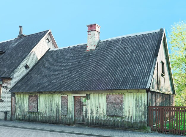 Antiga casa pintada de verde em Ventspils na Letônia. É uma cidade na região da Curlândia da Letônia. A Letônia é um dos países bálticos