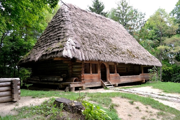Antiga casa ucraniana tradicional na antiga casa de fazenda do país com telhado de palha