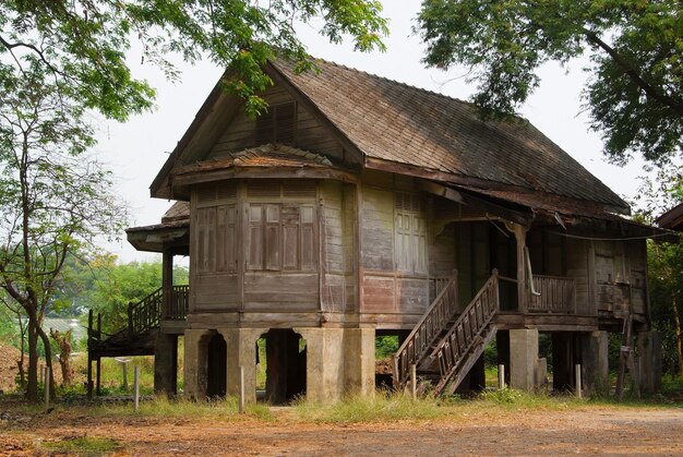 Antiga casa velha abandonada tradicional na Tailândia.