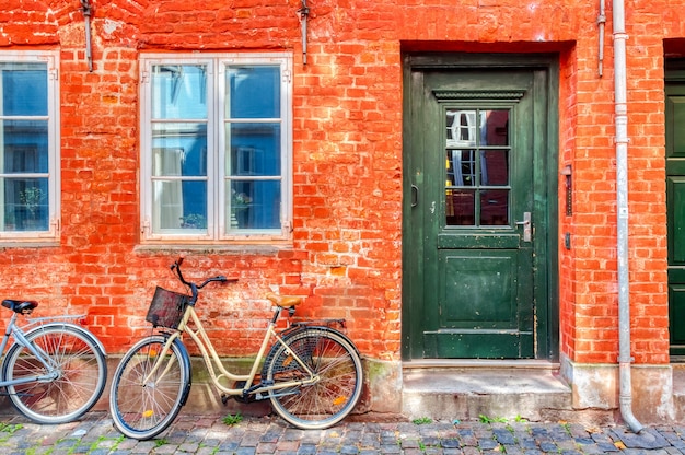 Antiga casa vermelha no centro de Copenhague com bicicletas. Antigo distrito medieval em Copenhague, Dinamarca.