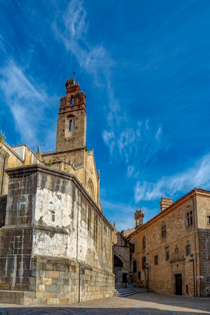 Antiga catedral no centro histórico de Plasencia