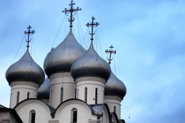 Antiga catedral nórdica com cúpula