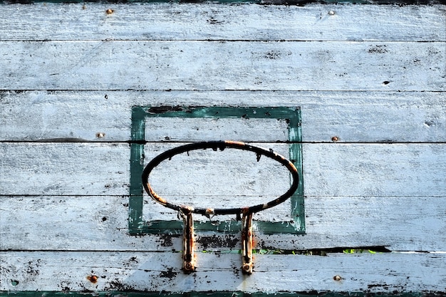 Antiga cesta de basquete com fundo de céu azul