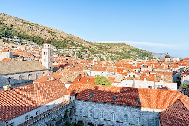 Antiga cidade de Dubrovnik com telha vermelha, Croácia