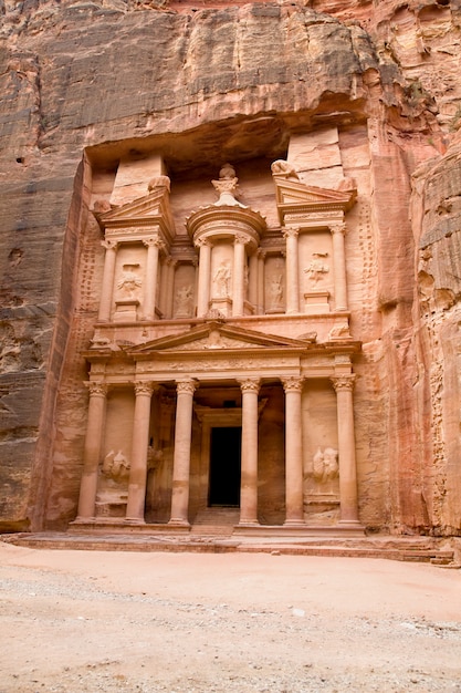 Antiga cidade de Petra esculpida na rocha, Jordânia