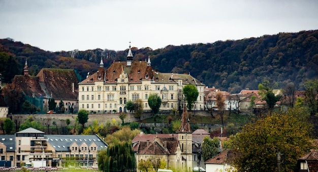 Antiga cidade de Sighisoara na Romênia, vista panorâmica da antiga torre do relógio, castelo e arquitetura medieval. Cidade europeia histórica com casa de Drácula