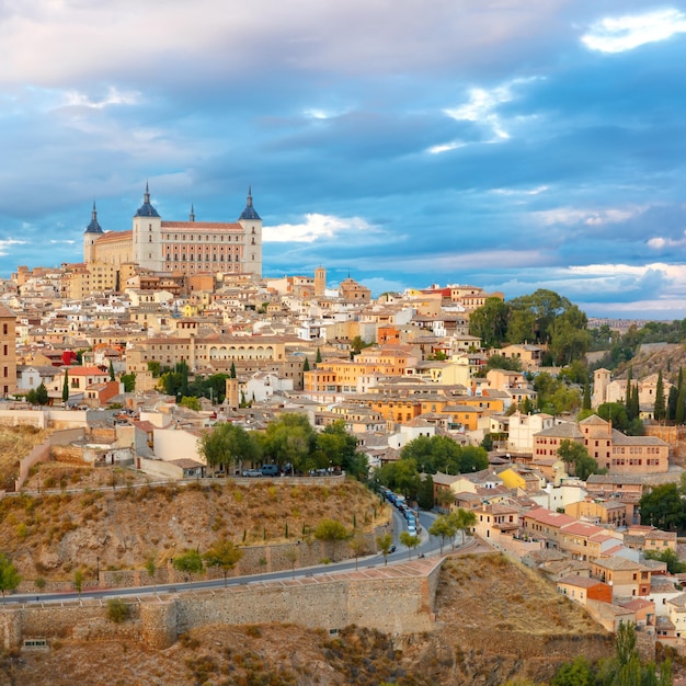 Antiga cidade de toledo com alcazar ao pôr do sol castilla la mancha espanha