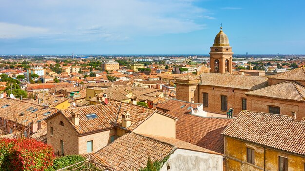 Antiga cidade italiana de santarcangelo di romagna perto de rimini, emilia-romagna, itália. paisagem urbana com telhados, vista panorâmica