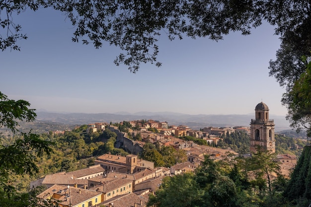 Antiga cidade italiana na colina com telhados de edifícios, igreja e torre sineira Perugia Itália