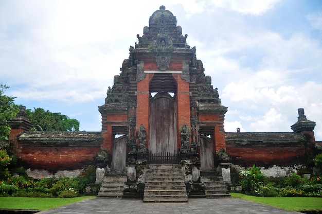 Antiga entrada para o santuário interno de Pura Taman Ayun ou Templo Mengwi, importante sítio arqueológico hindu para viajantes, pessoas viajam, visitam e respeitam orando em Badung Regency, em Bali, Indonésia