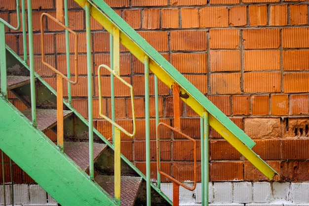 Antiga escada de ferro de uma parede de tijolos vermelhos