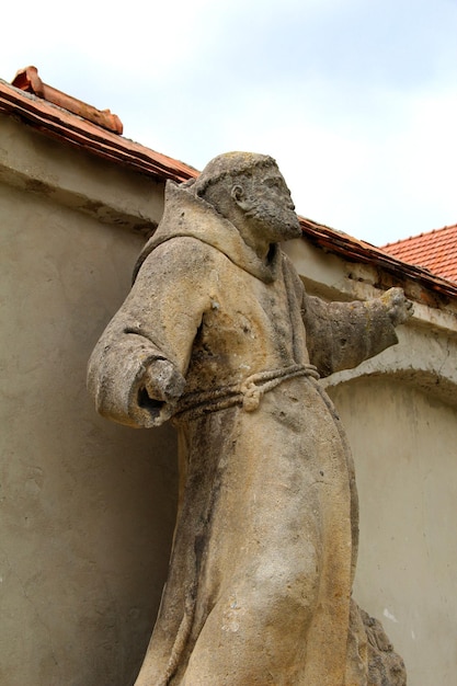 Antiga escultura de monge feita de pedra