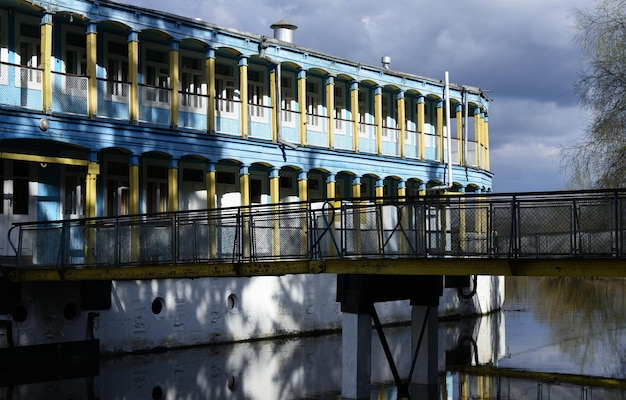 Antiga estação de rio de madeira abandonada