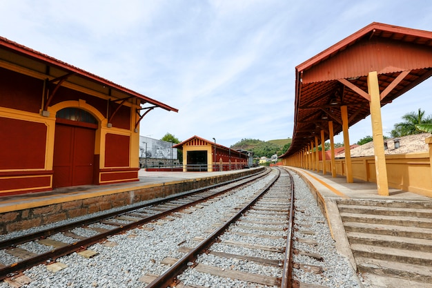 Antiga estação ferroviária, típica das ferrovias do sul do Brasil, na cidade de Guararema, estado de São Paulo