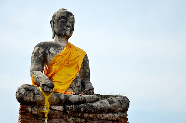 Antiga estátua de Buda e edifício antigo no templo Wat Worachet Tharam no parque histórico de Ayutthaya em Ayutthaya Tailândia