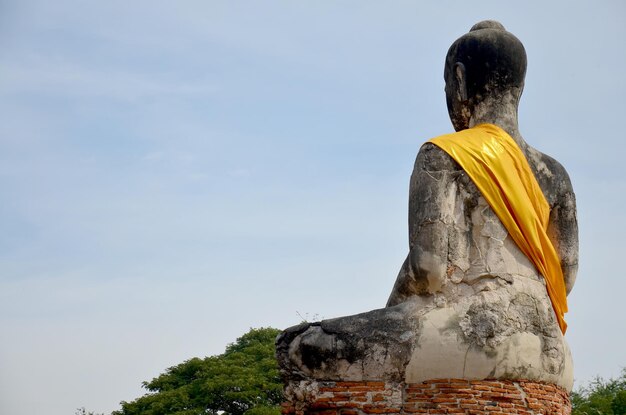 Antiga estátua de Buda e edifício antigo no templo Wat Worachet Tharam no parque histórico de Ayutthaya em Ayutthaya Tailândia