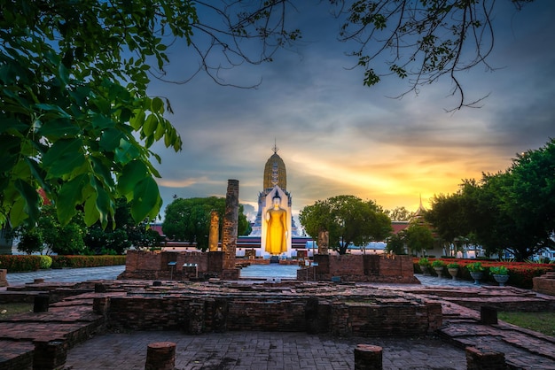 Antiga estátua de Buda em Wat Phra Si Rattana Mahathat também coloquialmente referido como Wat Yai é um templo budista wat É um grande turista é atração de lugares públicos PhitsanulokTailândia