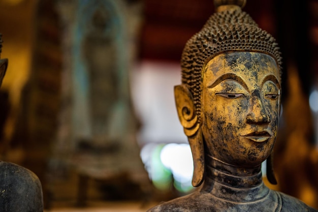 Antiga estátua de Buda em Wat Visoun em Luang Prabang, Laos, Sudeste Asiático