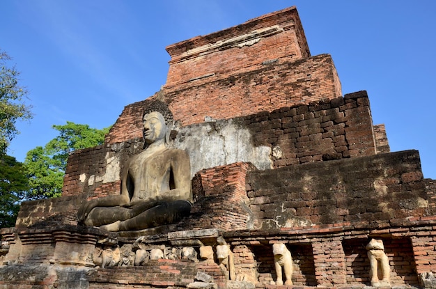 Antiga estátua de buda grande e edifício antigo na cidade histórica de Sukhothai e cidades históricas associadas em Sukhothai Tailândia