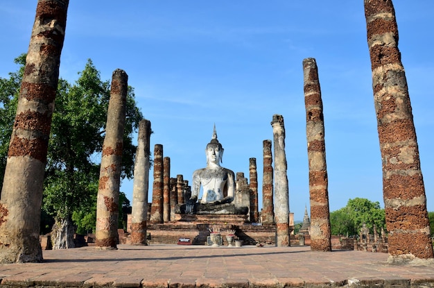 Antiga estátua de buda grande e edifício antigo na cidade histórica de Sukhothai e cidades históricas associadas em Sukhothai Tailândia