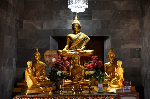 Antiga estátua de buda no antigo salão de ordenação de ubosot para pessoas tailandesas, visita, respeito, oração, bênção, desejo, mistério, em Wat Prodket ou templo Prod ket, em 29 de janeiro de 2023, em Nonthaburi, Tailândia
