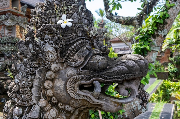 Antiga estátua de criatura mítica em bali indonésia