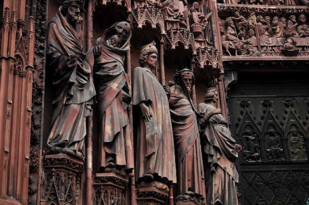 Antiga estátua de padre e ruínas da Igreja de Estrasburgo ou da Catedral de Nossa Senhora de Estrasburgo para viajantes que viajam visitam na região de Grand Est da França, perto da fronteira com a Alemanha
